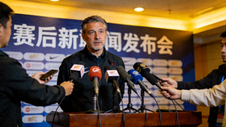 主教练赛后采访现场画面